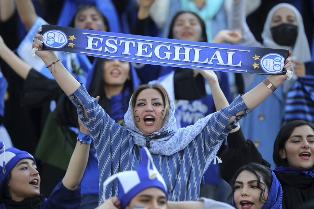 40多年来，伊朗绝大多数女性被禁止现场观看足球赛，但她们今天获准进场观看德黑兰独立足球俱乐部（Esteghlal）对上梅斯科尔曼（Mes Kerman）的比赛。图/美联社(photo:ChinaTimes)