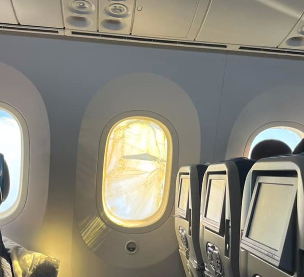 客机在落地前窗户玻璃突然裂成蜘蛛网状。图/取自推特(photo:ChinaTimes)