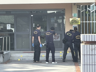 驚悚！台南男子持雙刀衝進派出所欲砍員警  遭開數槍中彈送醫