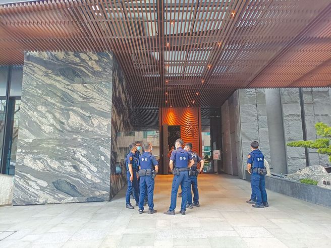 真枪完胜！灵骨塔买卖纠纷  3恶煞持辣椒枪堵人  他开3枪对方落跑，事后全遭警方逮捕。（淡水警分局提供／黄敬文传真）
