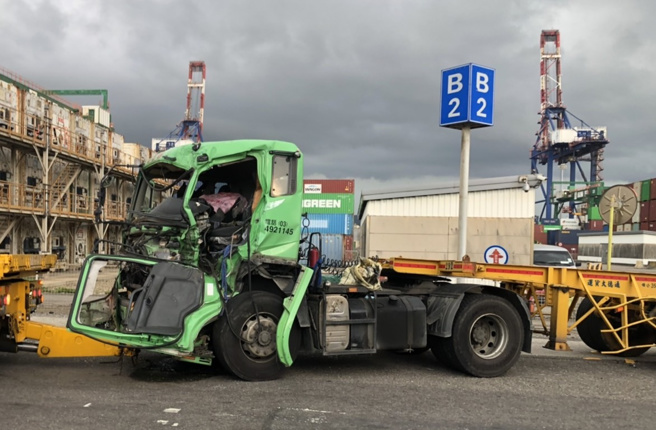 货柜车车头全毁，挡风玻璃全碎裂。(记者爆料网提供)
