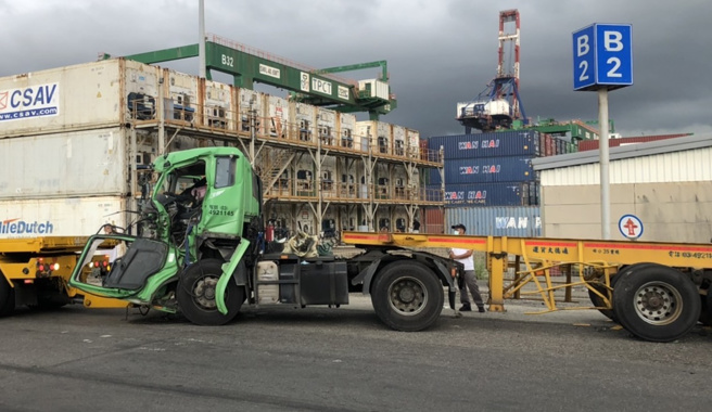 货柜车车头全毁，挡风玻璃全碎裂。(记者爆料网提供)
