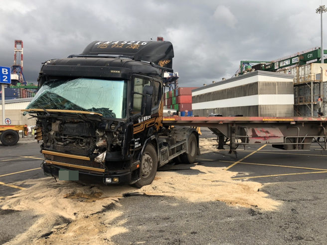 货柜车车头全毁，挡风玻璃全碎裂。(记者爆料网提供)
