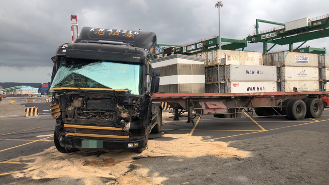 货柜车车头全毁，挡风玻璃全碎裂。(记者爆料网提供)
