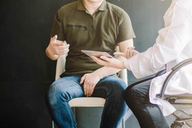 医师提醒，自发性气胸以年轻人发生率最高，务必留意。（示意图／Shutterstock）