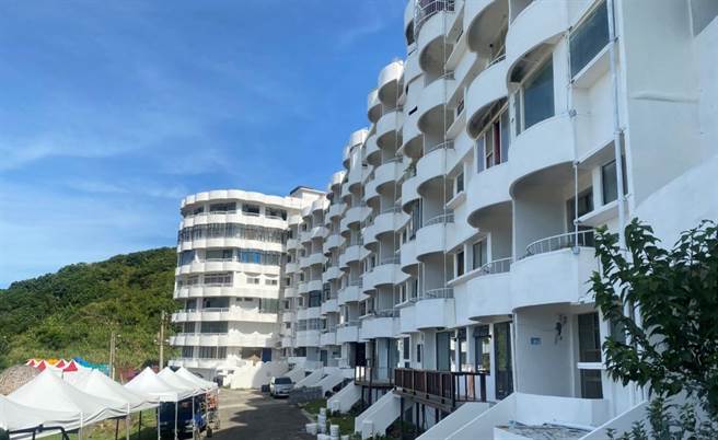 石门海湾新城经过新北市政府、石门区公所与居民携手垃圾清整、违章拆除、绿地建置、外墙翻新等环境改善后，进一步美化台2线沿途景观风貌。（新北市城乡局提供）