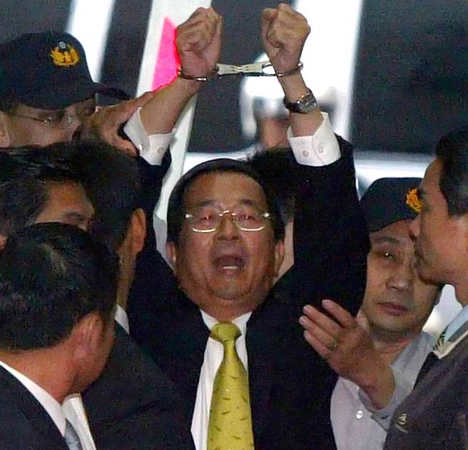 2008年11月11日，陈水扁被上手铐，他高举双手，大喊「政治迫害、台湾加油」。（资料照／陈麒全摄）