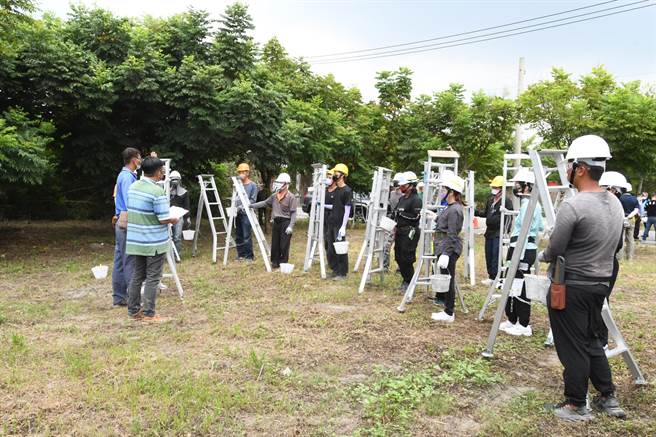 彰化是国内苗木培育重要产地，日前彰化县政府在县内首次举办「彰化县政府景观树木修剪技术认证」课程培训，吸引共170人参加。（县府提供／吴建辉彰化传真）