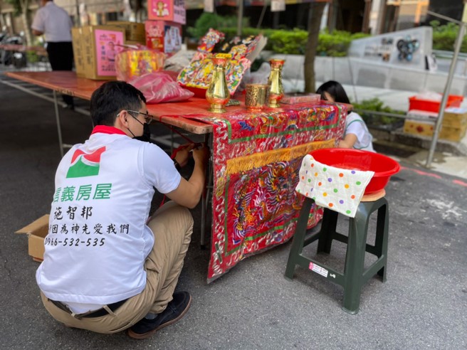 信义房屋房仲成为社区普渡专家，让住户省心又省力。（图/信义房屋提供）