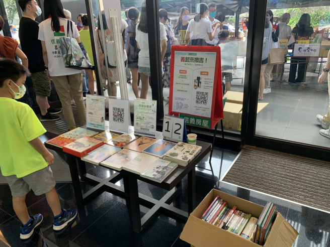中元普渡期间最怕小孩在普渡桌间乱窜，信义房屋房仲设摊位，让住户小孩可以看书、换书。（图/信义房屋提供）