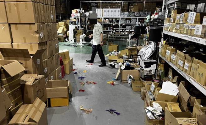 店内商品遭恶煞猛砸毁损，掉落一地。（警方提供）
