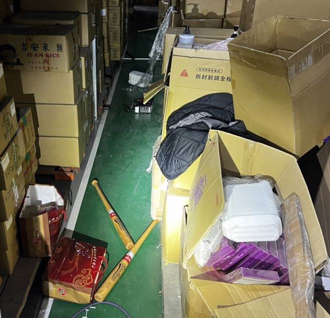 店内商品遭恶煞猛砸毁损，掉落一地。（警方提供）