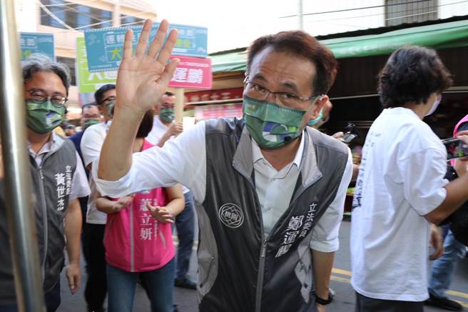 民进党桃园市长参选人郑运鹏获徵召提名后，今日戴上全新视觉元素口罩，首次前进市场扫街。（蔡明亘摄）