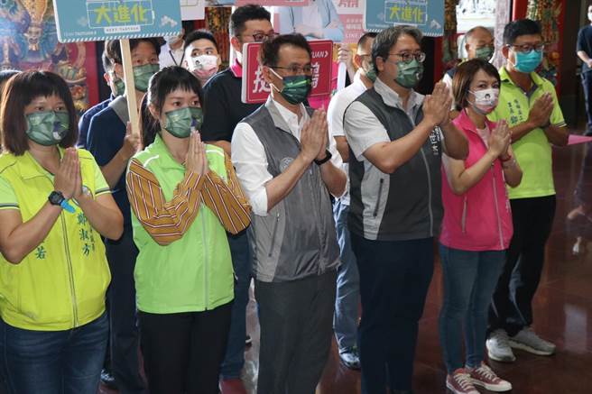 民进党桃园市长参选人郑运鹏（左三）今早首站先在杨梅锡福宫参香祈福。（蔡明亘摄）