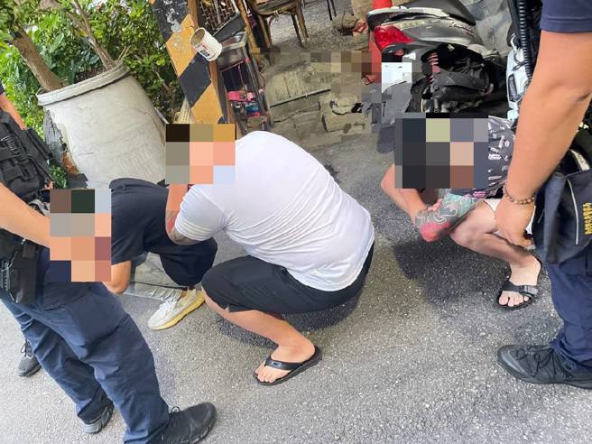 警埋伏三重，先行逮捕3嫌到案。(警方提供)
