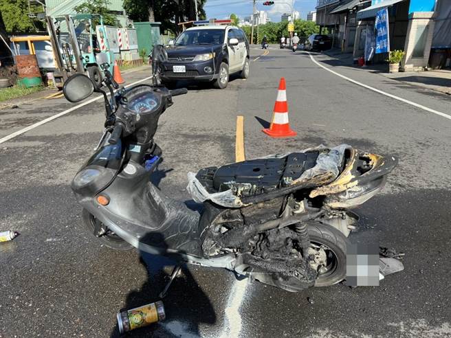 杨姓男子在马路上纵火烧郑姓女友的机车。（警方提供／曹婷婷台南传真）