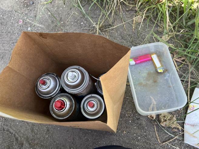 杨男以打火机点燃多罐杀虫剂等喷雾罐纵火。（警方提供／曹婷婷台南传真）