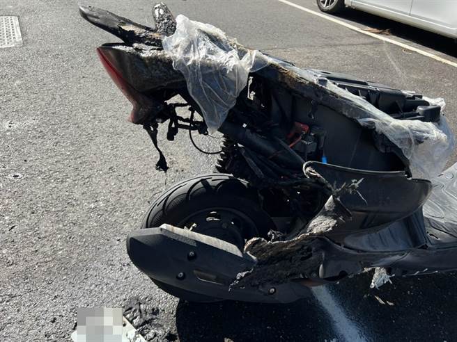 杨姓男子在马路上纵火烧郑姓女友的机车。（警方提供／曹婷婷台南传真）