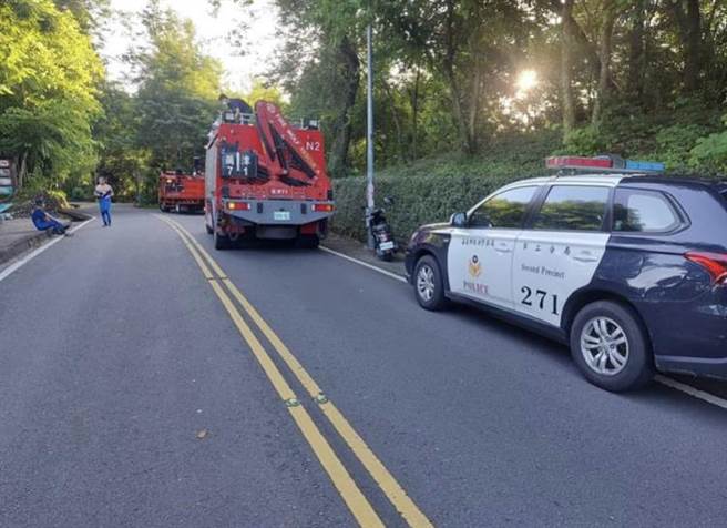 警消在兰潭搜寻溺水者。（截图自绿豆嘉义人脸书）