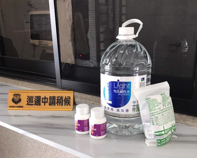 信义房屋大墩店专员蔡亚伦帮忙屋主送药，屋主感动点滴在心头。（图/信义房屋提供）