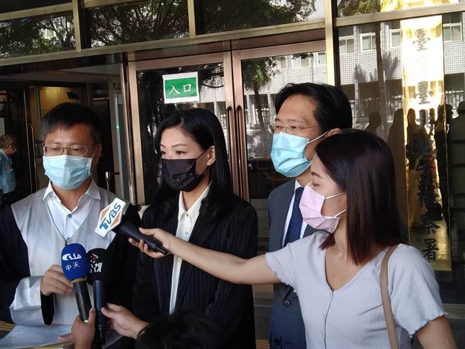 被指論文抄襲，高虹安（中）到北檢怒控「翁達瑞」妨害名譽（陳志賢攝）