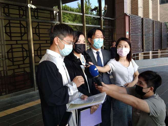 被指論文抄襲，高虹安（中）到北檢怒控「翁達瑞」妨害名譽（陳志賢攝）