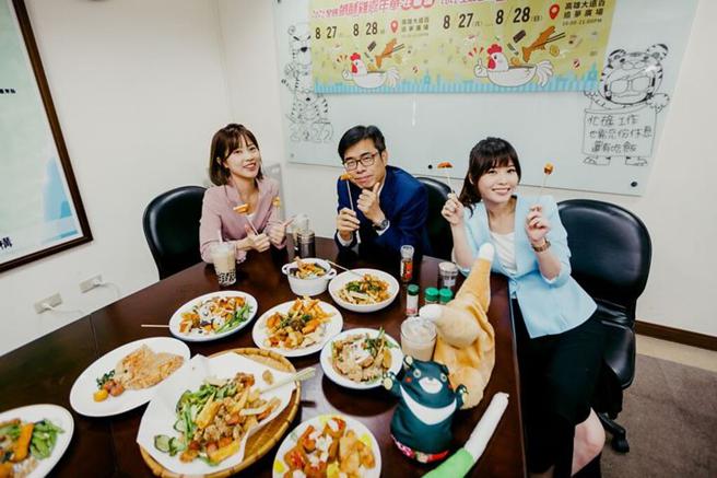 高雄市长陈其迈与发言人张砚卿、周璟瑜宣传咸酥鸡嘉年华活动。　图：高雄市政府观光局／提供 