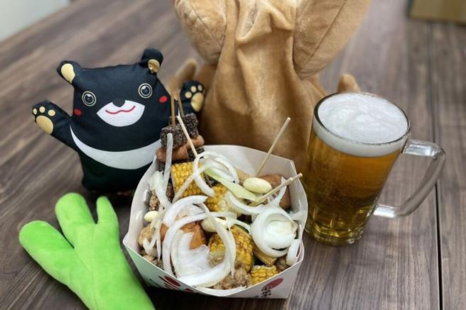 ▲现场打造70年代復古炸鸡啤酒风，不必出国也能有「鸡加酒」美食之旅。※ 提醒您：禁止酒驾、饮酒过量有碍健康。　图：高雄市政府观光局／提供
