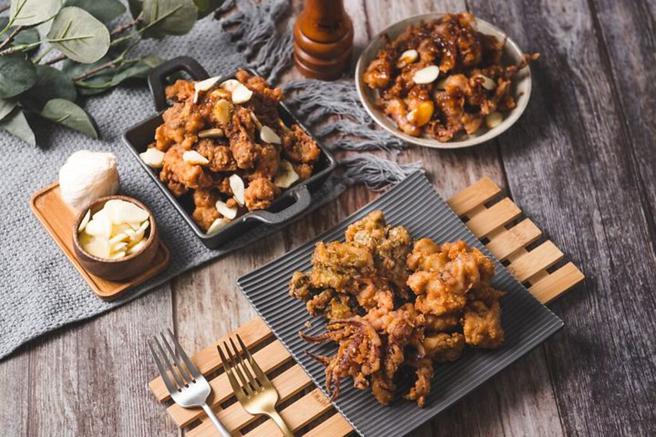 ▲外县市多间人气咸酥鸡店家将至高雄大远百与大家相见 (图为台中巷口炸鸡专门店)。　图：高雄市政府观光局／提供