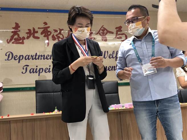 台北市副市长黄珊珊今向社会局同仁辞行。（杨亚璇摄）