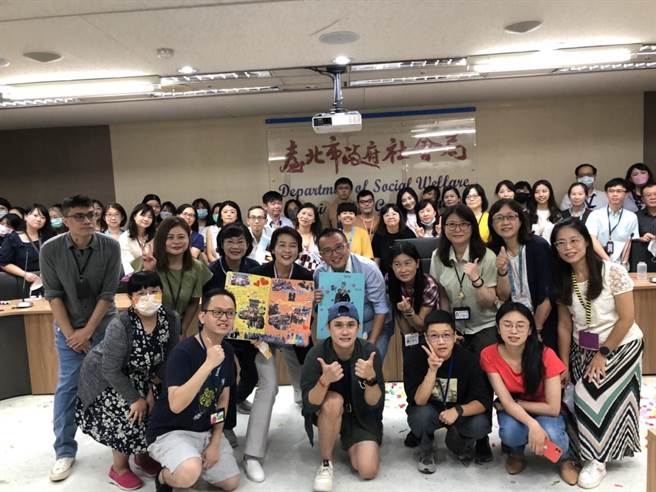 台北市副市长黄珊珊今向社会局同仁辞行。（杨亚璇摄）