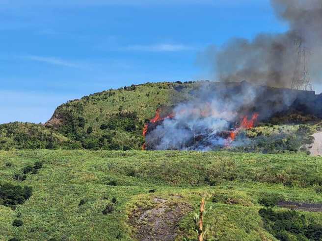 瑞芳区惊传火烧山，警消紧急灌救。(翻摄脸书瑞芳大小事)
