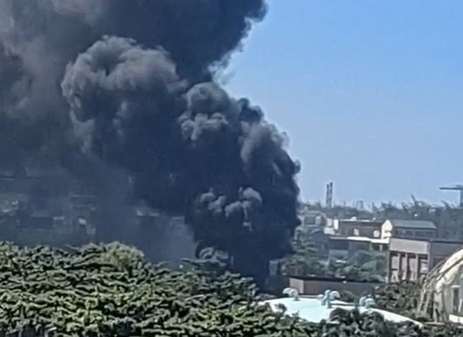 高雄旗津污水处理厂严重大火 ，浓烟窜天全高雄市可见。(翻摄自爆料公社)
