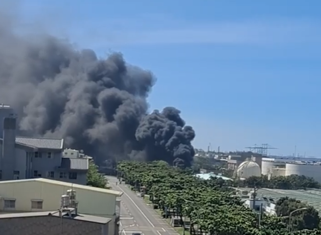 高雄旗津污水处理厂严重大火 ，浓烟窜天全高雄市可见。(翻摄自爆料公社)