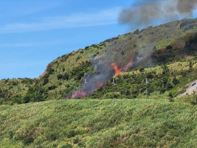 瑞芳区惊传火烧山，警消紧急灌救。(记者爆料网提供)