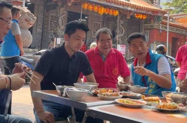 國民黨台北市長參選人蔣萬安23日赴大同區慈聖宮，品嚐廟口小吃並開直播，遭截圖評論引發熱議。（圖／翻攝自蔣萬安臉書）