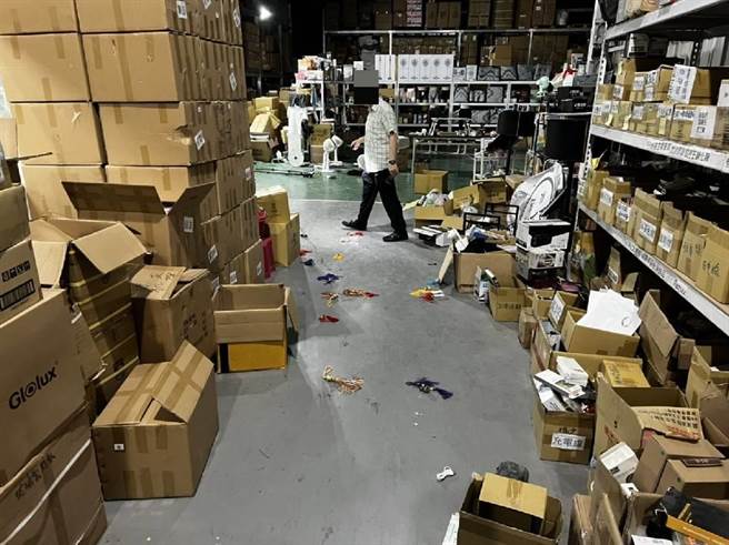 现场许多商品遭到毁损。（警方提供）