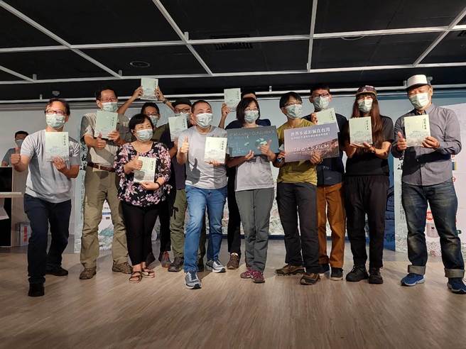 新北市观旅局发表淡兰古道全新步道旅游书，新北市长侯友宜盼新书卖的比政治人物的书好。（陈慰慈摄）