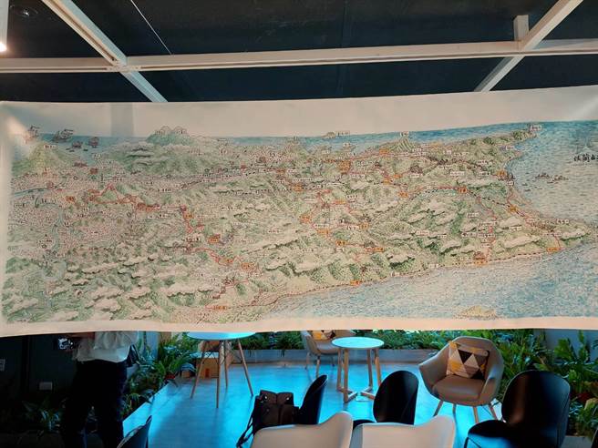 金鼎奖山岳绘师沈恩民，一步一脚印走完淡兰古道，绘制出200公里的手绘地图。（陈慰慈摄）