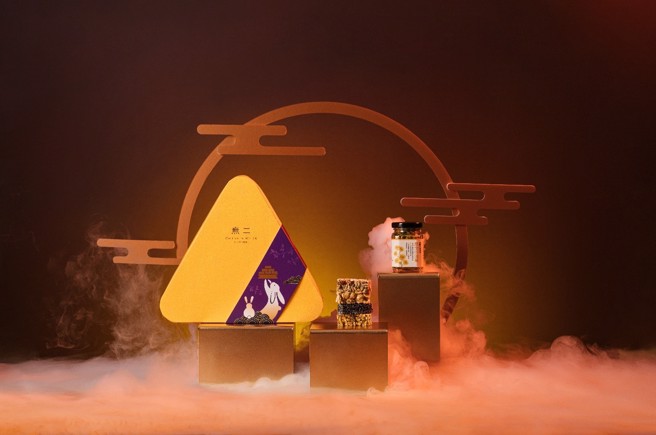 映缘礼盒内含六款点心，尺寸精致可以轻松享用，包装外型以三角型设计呈现，并採用亮黄色呼应明月。(图/业者提供)