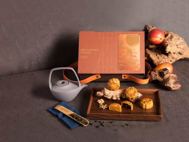 游月丰融礼盒採用环保提把材质，胡桃木托盘重复利用，美感环保兼具。(图/业者提供)