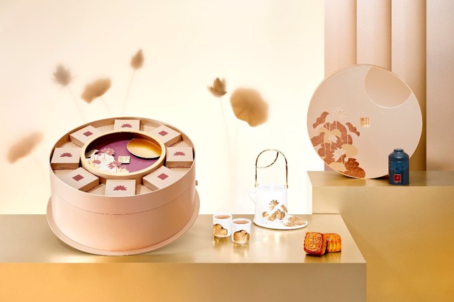 星厨赏月礼盒上有半岛经典莲花图案装饰，展现出优雅大方的贵气。(图/业者提供)