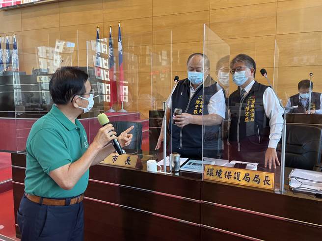 台中市议员吴敏济(左起)拿着装在罐子中的沼渣、沼液给副市长陈子敬、环保局长陈宏益检视。(林欣仪摄)