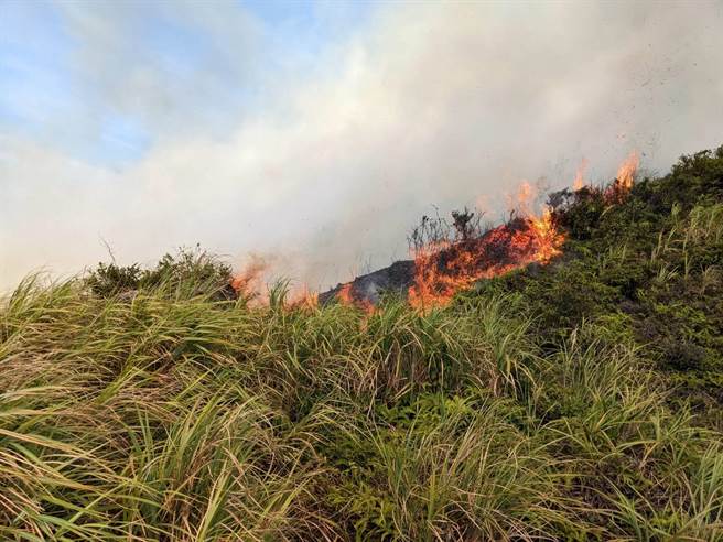 瑞芳不厌亭附近杂草起火，延烧约300平方公尺，远远便可看到浓烟冲天。（新北市消防局提供／张志康新北传真）