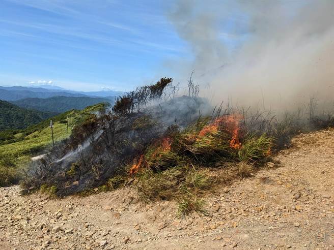 瑞芳不厌亭附近杂草起火，延烧约300平方公尺，远远便可看到浓烟冲天。（新北市消防局提供／张志康新北传真）
