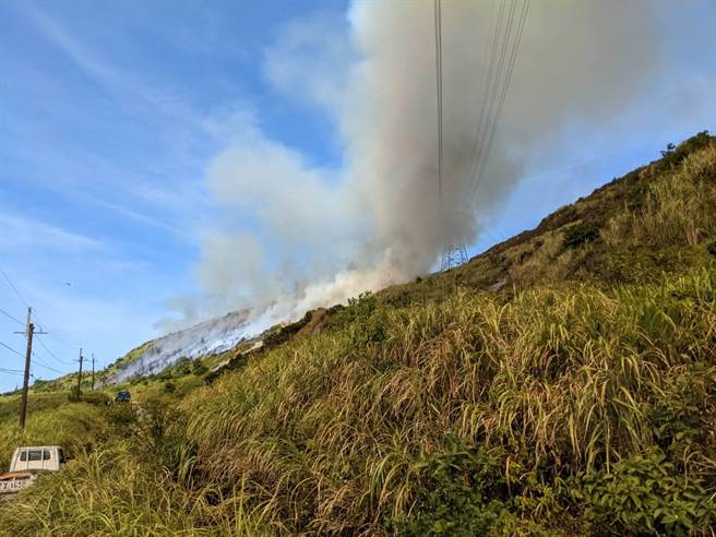 瑞芳不厌亭附近杂草起火，延烧约300平方公尺，远远便可看到浓烟冲天。（新北市消防局提供／张志康新北传真）