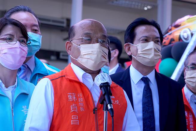 行政院长苏贞昌说从警械使用、通缉公告到外役监条例等，该修法就修法，该检讨就检讨，要用国家的公权力来支持警察勤务，也希望国人同胞做警察的后盾。（吴建辉摄）