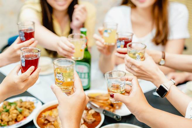 「台啤联名款」聊疗杯，进驻高雄超过150间海产店，颠覆以往的酒杯样貌，6大明星贴图带着萌意与客人吃热炒、配啤酒。（高市文化局提供／杨舒婷高雄传真）
★中时新闻网关心您：饮酒过量，有碍健康！
★中时新闻网提醒您：酒后不开车，安全有保障！