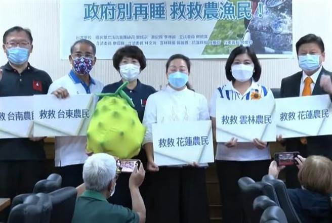 國民黨3位農業大縣首長張麗善、徐榛蔚、饒慶鈴今北上向蔡政府喊話，柚農1年收入恐將化為泡沫，請中央別再裝睡。(朱真楷)
