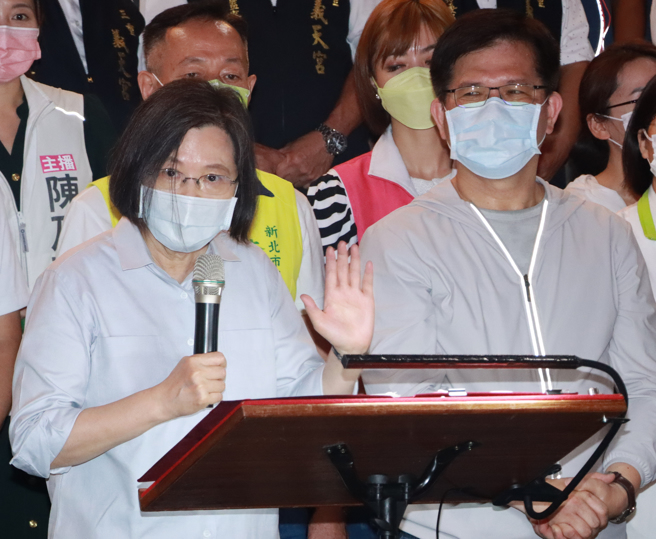 蔡英文总统（左）25日晚间与民进党新北市长参选人林佳龙（右）到三重义天宫参香祈福，向在场市民表示她在新北市选举选了四次，三重市民都非常支持她，希望大家也可以投给林佳龙，中央和地方政策才会实施顺利。（资料照/实习摄影记者谢家瑀摄）